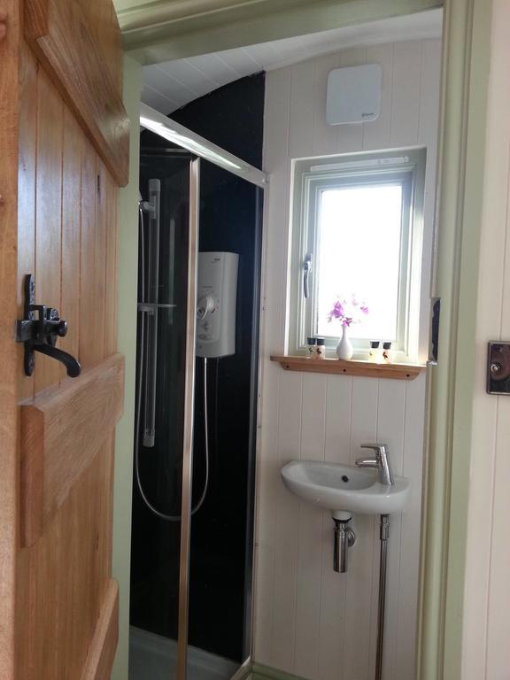 The Farm Hut Villa Barmouth Room photo