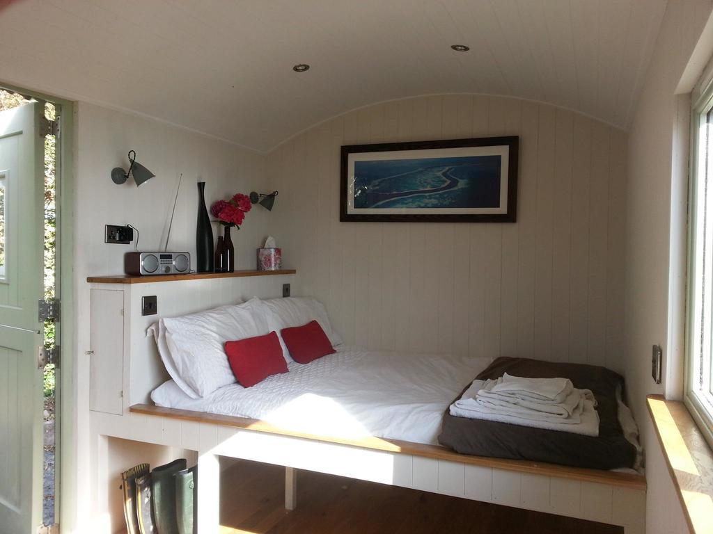 The Farm Hut Villa Barmouth Room photo